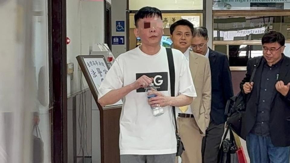 国内新闻 诈骗中国人近亿一审判8年半！他被指“首脑”喊冤没犯罪 前成员控“警方逼供”