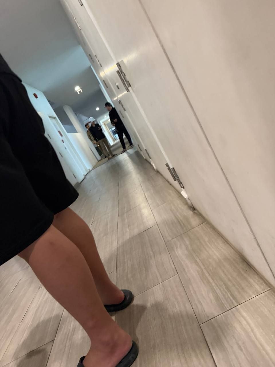 刚刚金边 Axis Residence 大楼突袭检查，证件齐全的没事。