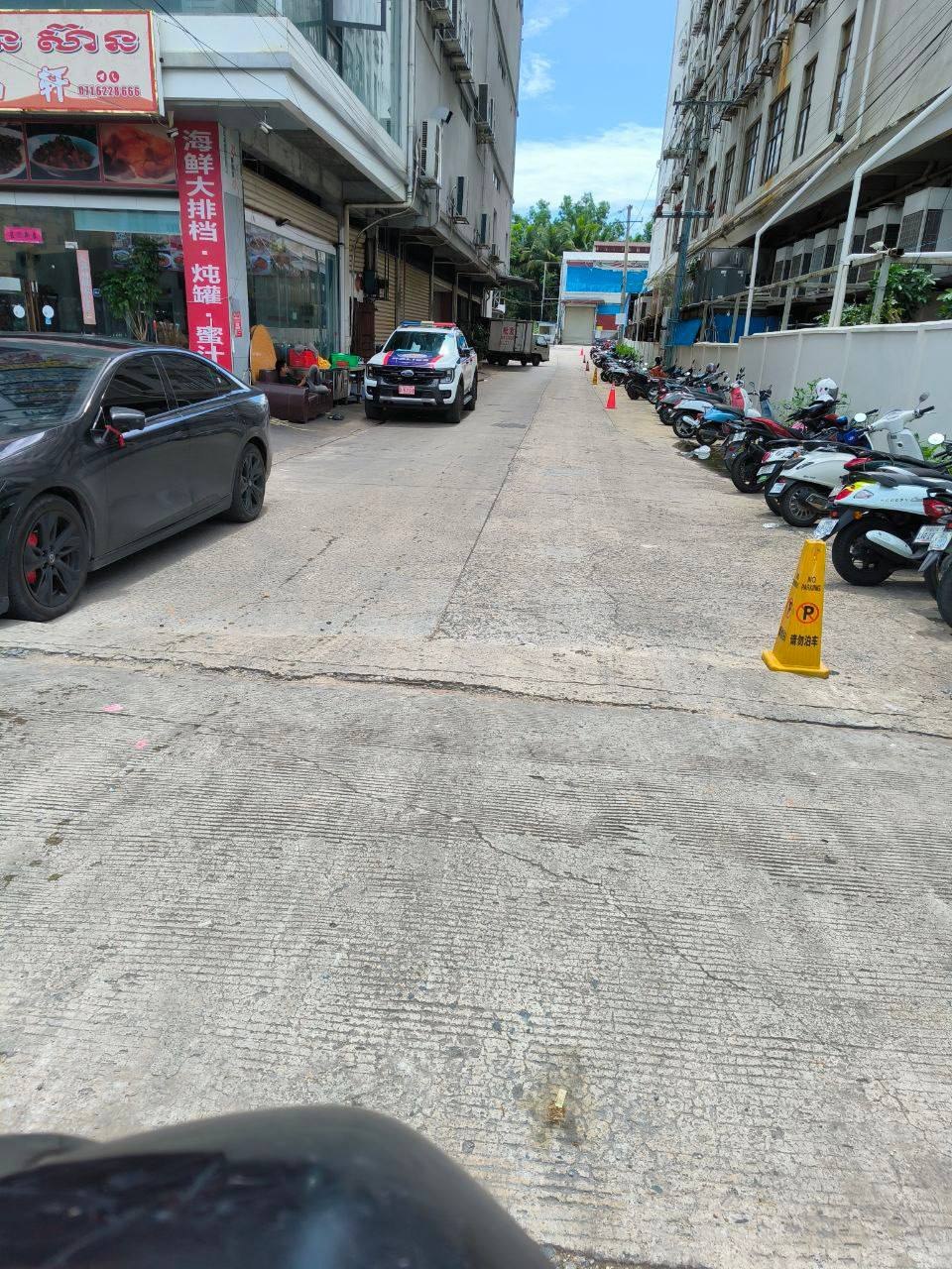 西港凯迪国际酒店附近突袭