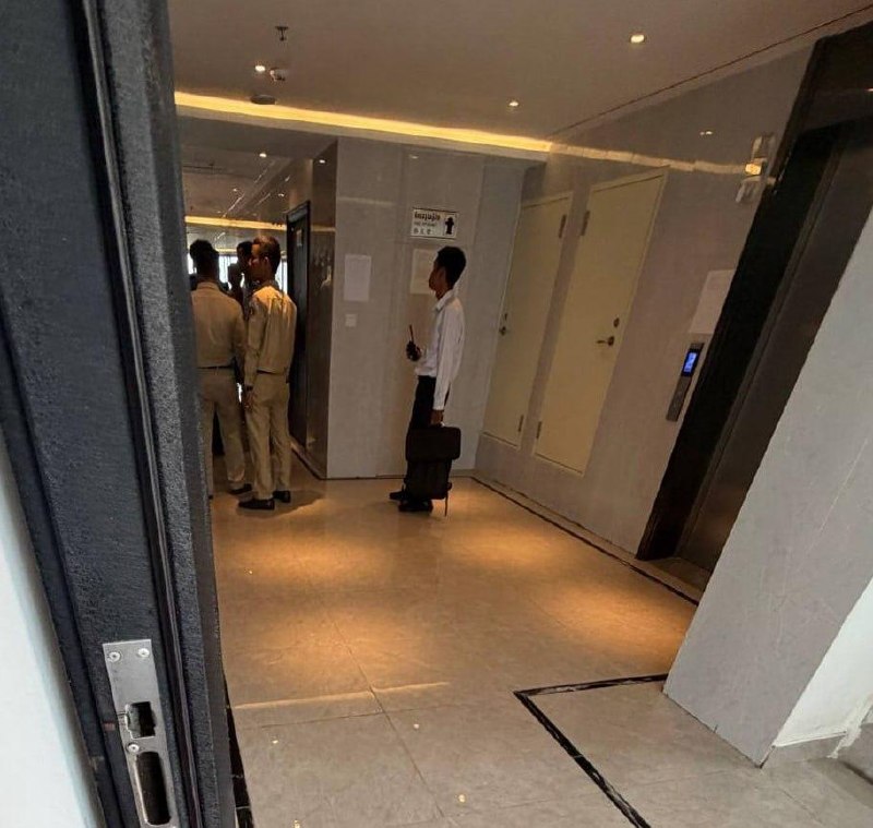 🇰🇭#金边 #金爵酒店 附近的兄弟们 宪兵在查护照 敲门不开的 酒店工作人员会直接刷开 KTV旁边小区现在也在检查