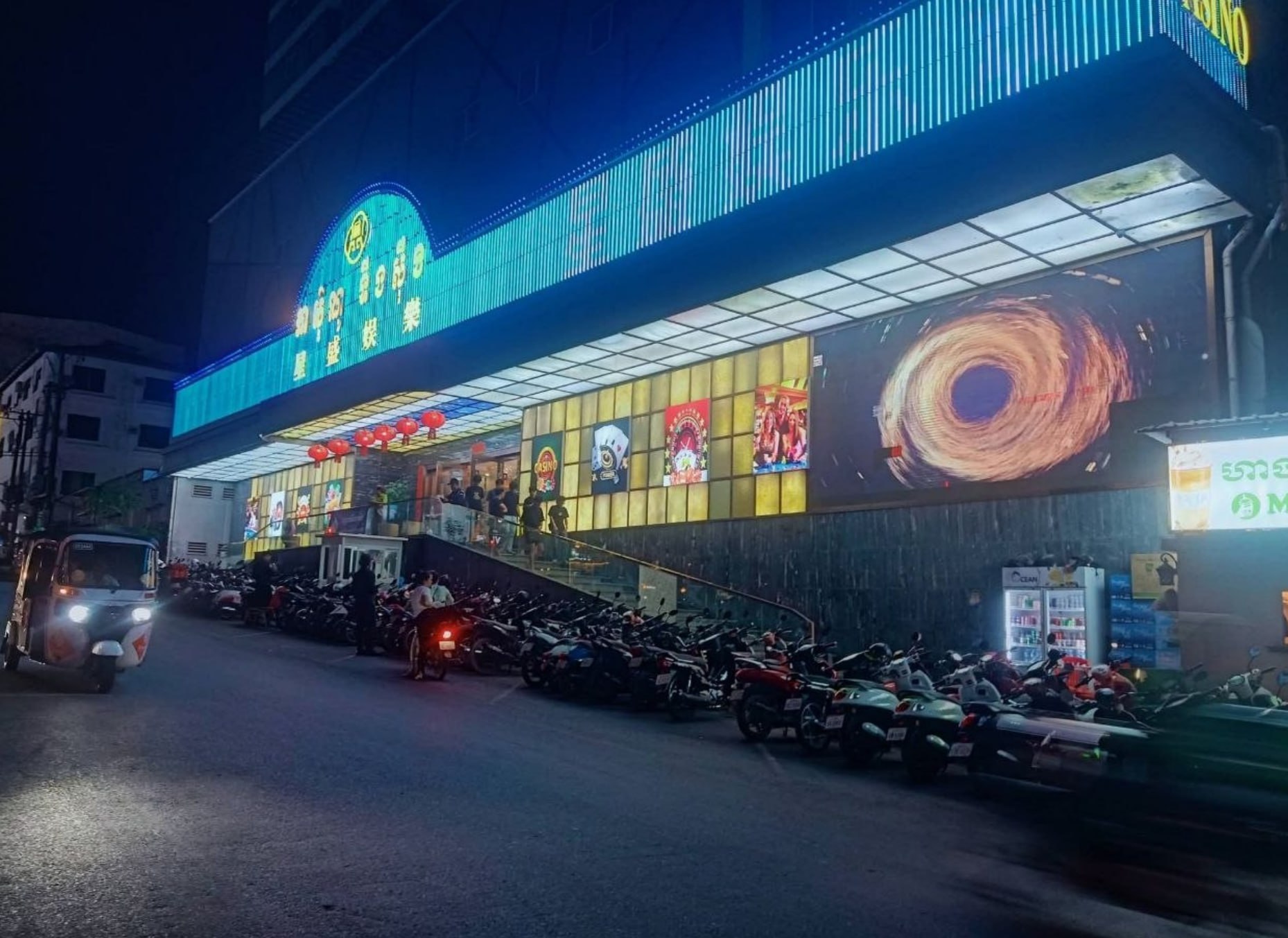柬记者曝光 西港“星盛娱乐”涉嫌违规向柬埔寨公民开放赌博，引发当地居民关注